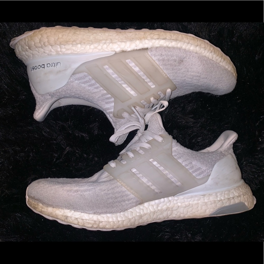 White Ultra-boosts (Ultraboost)